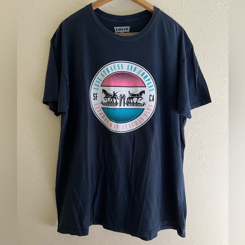 ❣️2/$25❣️ LEVI STRAUSS AND COMPANY (CALI) navy blue men’s graphic T-shirt | XXL